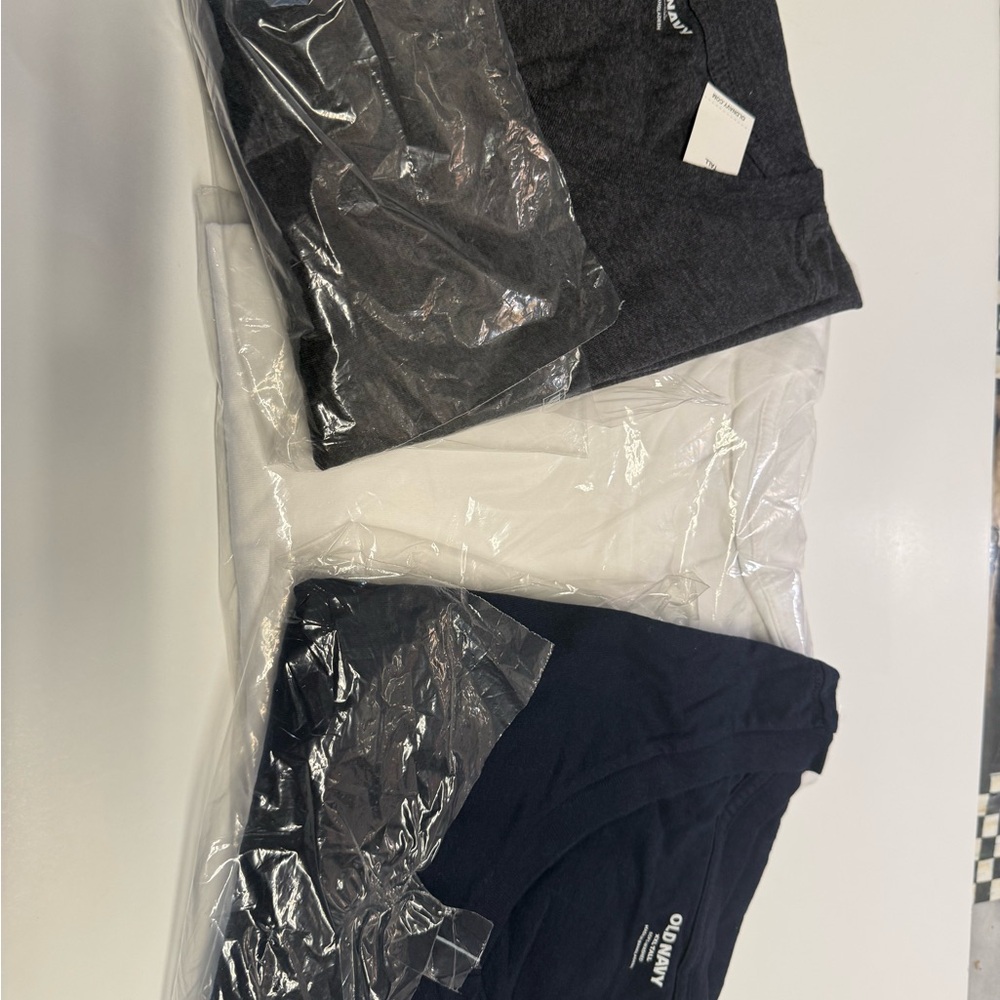 1 black v neck
1 blue v neck
1 white crew